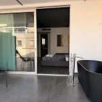 Mari Luxury And Guest house 4*